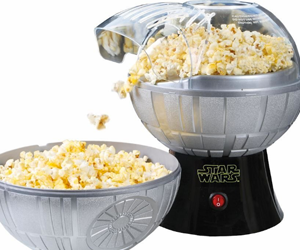 win-death-star-popcorn-maker-and-lightsaber-immersion-blender