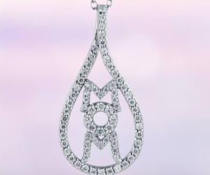 Win-the-special-Mother's-Day-pendant